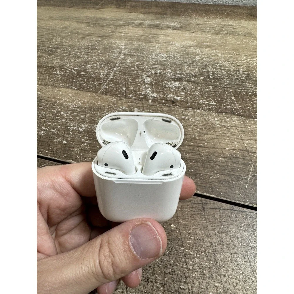 Apple AirPods 2nd Gen Bluetooth Headphones with Charging‎ Case White